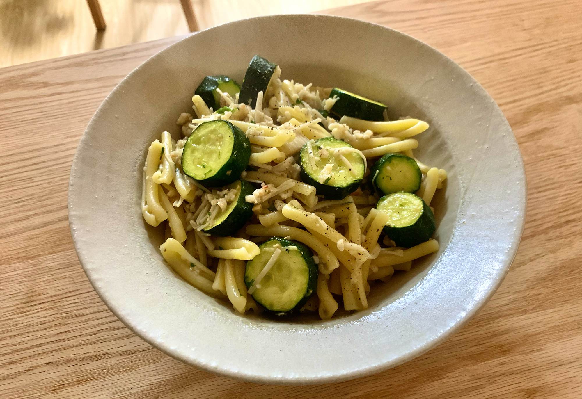 ズッキーニとマカロニの魚介パスタソース和え - 雨風ふぁ〜む